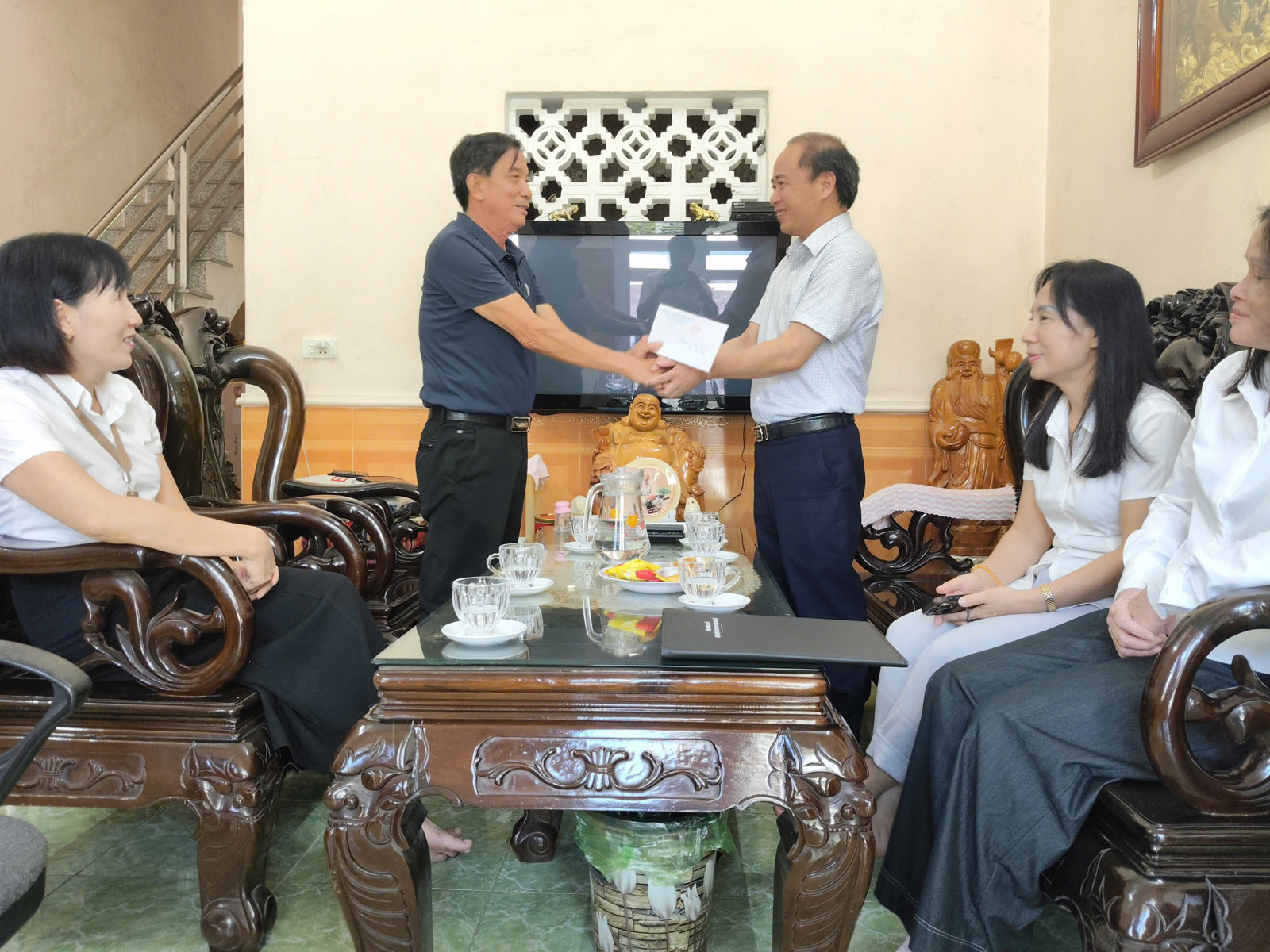 Hình ảnh tin tức Đồng chí Phan Thanh Tôn dẫn đoàn Bệnh viện Đa khoa số 3 tỉnh Lào Cai thăm hỏi, tặng quà gia đình chính sách nhân ngày 27/7