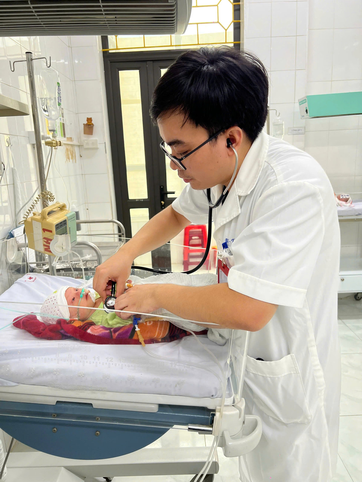 Hình ảnh tin tức Bác sĩ Nội trú của Bệnh viện Đại học Y Hà Nội trực tiếp khám chữa bệnh tại Bệnh viện Đa khoa số 3 tỉnh Lào Cai